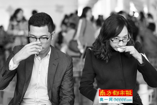 两名来电的嘉宾被义工红娘邀进茶桌情缘区喝茶,增进了解。
