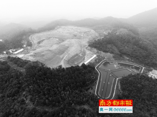昨日下午,航拍下的大岭山镇垃圾填埋场。
→ 大岭山镇垃圾填埋场与工厂厂房距离不远。