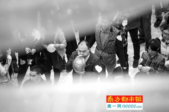 12月19日,“爱在侨乡缘梦幸福”第二届千人相亲会举办。南都江门读本在相亲现场开展问卷调查。