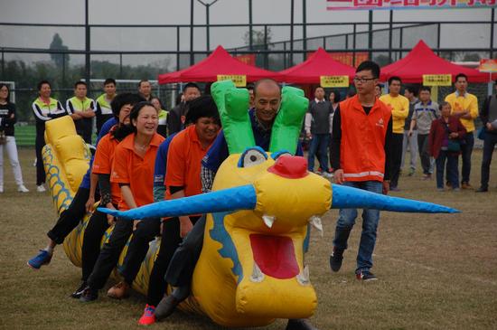 麻涌趣味运动会 19家企业职工活力冲关_东莞频