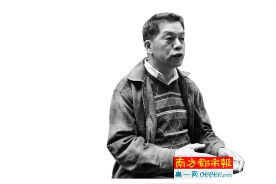 陈添记老板明叔接受媒体采访。南都记者 黎湛均 摄