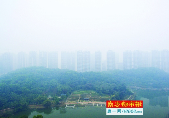 昨日上午9时许，江门蓬江区，灰霾袭城。南都记者 郑俊彬 摄