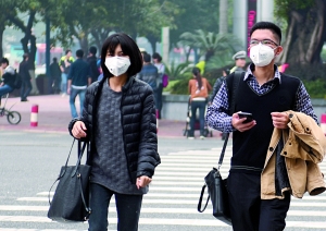 昨日，有市民戴着防雾霾口罩上街。信息时报记者 萧嘉宁 摄