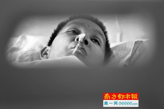 33岁的李摄森躺在医院病床上。南都记者 黎湛均 摄