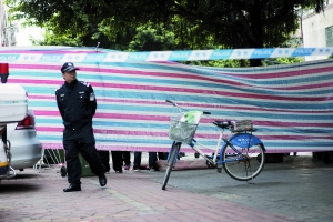 事发后，警方在现场进行大范围封锁并展开调查。信息时报记者 陈文杰 摄