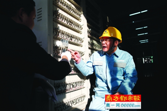 12月17日,凤岗供电分局工作人员深入振华新能源科技公司车间进行用电安全检查,保障企业用电无忧。