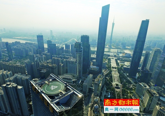 广州珠江新城越秀金融大厦顶部的直升机停机坪俯瞰图。本月30日,这里将作为广深珠直升机航线首飞的起点。南都记者 马强 摄
