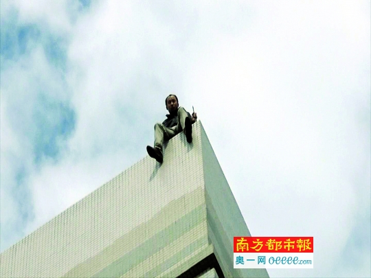 男子爬上了7楼高的楼顶角落欲轻生。通讯员供图