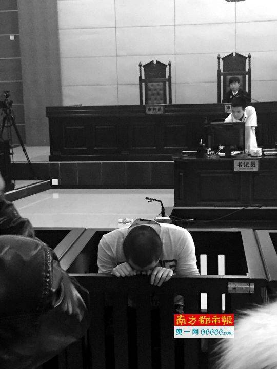 11月3日，李某波当庭认罪后，在父亲面前痛哭。