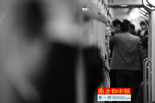有乘客专门站着体验列车运行的平稳程度。