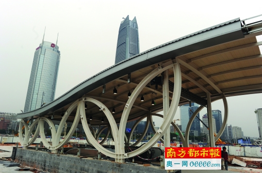鸿福路站,白玉兰造型的出入口带着浓浓的东莞特色。