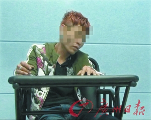 黄某某回答问题时,身体一直左右摇晃。
