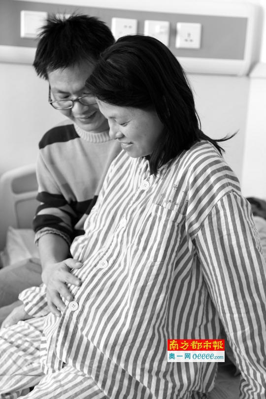 昨日，广州，黄女士在丈夫何先生的陪同下在医院待产。南都记者 高贵彬 摄