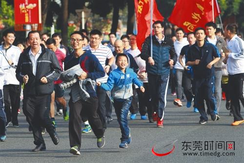 昨日，2016年东莞市新年环城跑在体育中心广场集中起跑