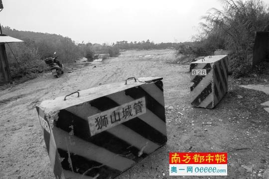 徐伯在看守黄鼎村采石场,他认为这个垃圾倾倒坑很快就可再开张。