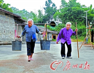 和村里的同龄人相比，刘婆婆更老当益壮。