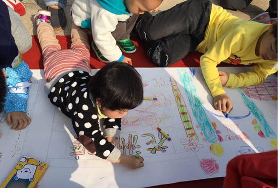 湿地首届儿童百米画卷活动
