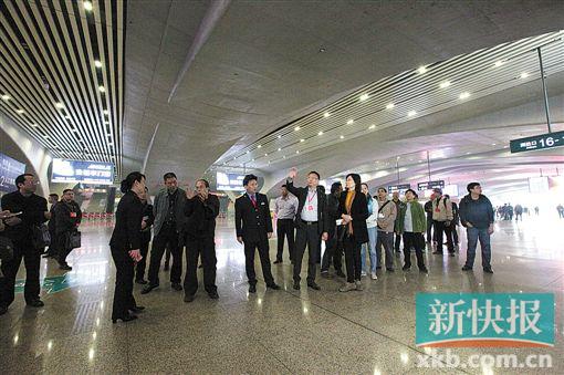 ■曹志伟调研广州南站后指出,广州南站的工作人员态度有改善,站厅内整洁度也有提升,但站内的指示牌仍不够清晰。通讯员供图