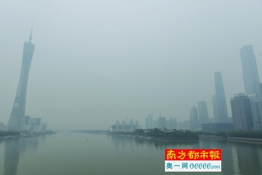 昨日，2016年广州第一次灰霾天。南方日报供图
