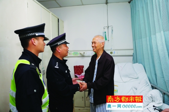 南都讯 记者张在欢 通讯员廖海飙 李健斌 找到他,我终于可以安心养病啦!昨日,躺在佛山市一医院消化内科病床上的张伯说。原来,几天前他 在文华公园散步时突然急性胃出血,晕倒在路旁,幸而得到巡逻民警的及时求助,新年老人第一个愿望就是找到这位曾经救过自己一命的无名警察,要向他道 谢,昨日终于找到了救命民警叶sir和辅警巫君华。 意识模糊中被送上救护车 去年12月28日下午3时许,77岁的张伯如往日一样到文华公园散步锻炼。但是不久,张伯在树下休息时突然胃病发作,吐出大量鲜血后便倒地不起,意识模糊