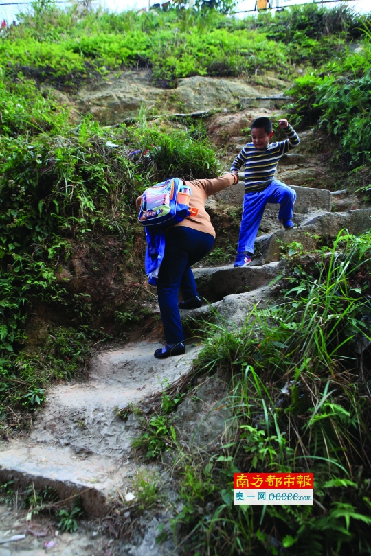 深圳百名学生翻山爬陡坡上学8年 获报道后修成