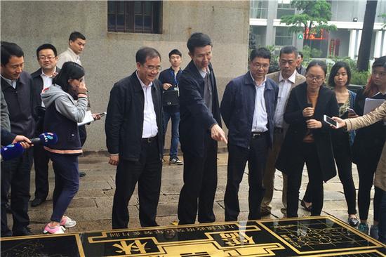 市委书记刘悦伦,市长鲁毅率领约70人队伍赴五区对38个项目进行现场