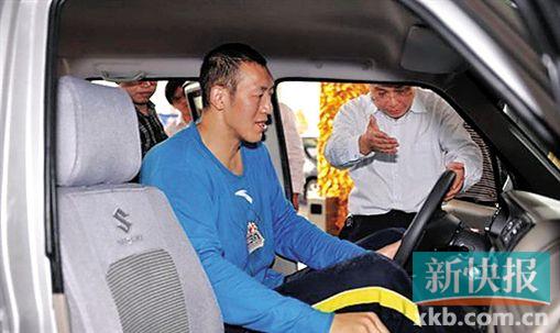 普通的车已经容不下孙明明。2012年有人专门改装了一辆车送给孙明明。