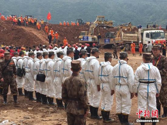 资料图：深圳滑坡灾害事故现场举行默哀仪式 为遇难者送行。中新社记者 陈文 摄