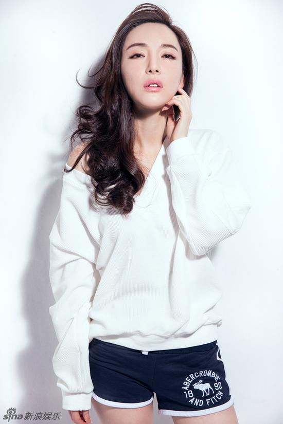 叶一云时尚大片曝光 慵懒休闲不失野性_珠海频