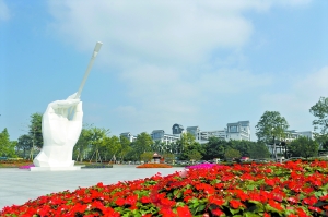 雕塑与蓝天白云构成一幅“手绘蓝天”的图景。广州日报记者何波摄
