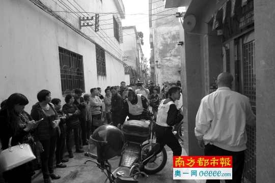 1月6日上午,顺德区广源路十七街。小女孩遇害的出租屋楼下聚集了众多围观群众和媒体记者。