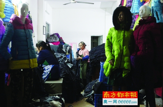 ↑夜晚下的南屏村，家庭作坊的制衣厂，工人还在忙碌。