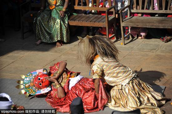 尼泊尔民众载歌载舞庆祝传统舞节_东莞频道_