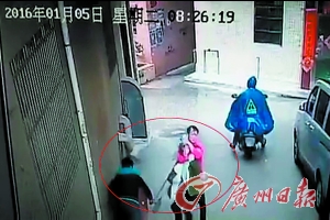 视频显示一名女子遭到两名男子扼颈抢劫，一名骑摩托车的男子“冷漠”经过，警方证实其实际为接应同伙。