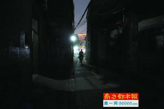 夜晚下的南屏村，下班的租客骑车穿过窄巷。