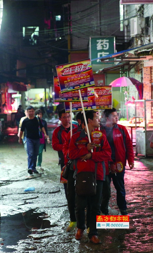 隐匿繁华还原生活的底色 夜晚下的南屏城中村