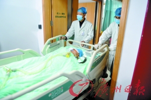 成松林被推出ICU病房，准备进行器官摘除手术。