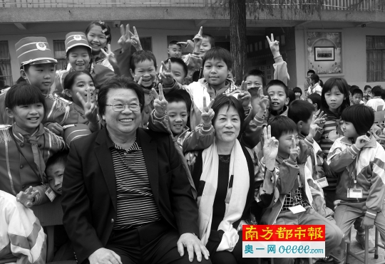雷华钦夫妇被孩子们簇拥着拍照。南都记者 刘学 摄