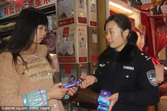 广西警方发扑克牌通缉令 印248名逃犯信息_佛