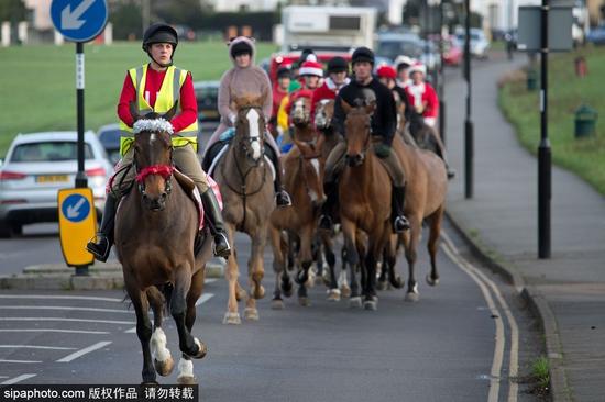 英国皇家骑马炮兵团着圣诞华服游行 充满节日