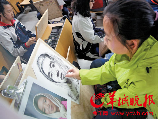 考生在专注作画。羊城晚报记者 陈秋明 摄
