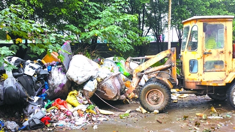 高明区环卫处对沿江路一处垃圾堆积点进行清理_佛山频道_新浪广东_新浪网
