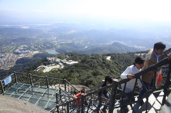 游客登罗浮山景区鹰嘴岩