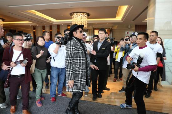 谭咏麟广州"万人卡拉ok"show即将登场 发布会亲自指导粉丝站位