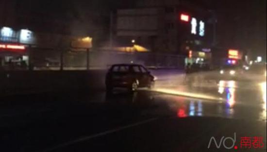 车辆起火被扑灭。南都记者莫晓东摄