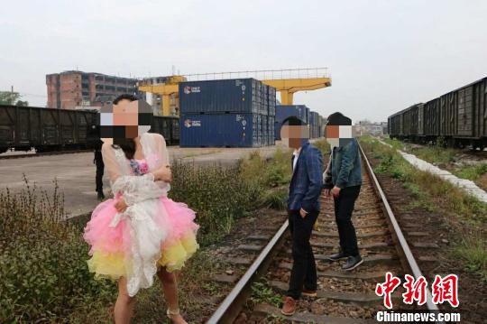 图为一对新人拍婚纱照逼停火车被广东惠州铁路警方处罚。　张中铃 摄