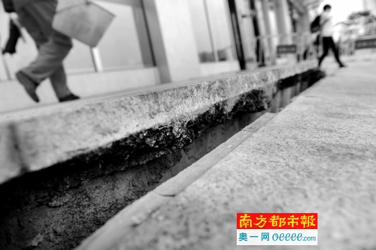 城轨中山北站候车厅外的台阶，下陷最严重的地方离地面起码30厘米。南都记者 叶志文 摄