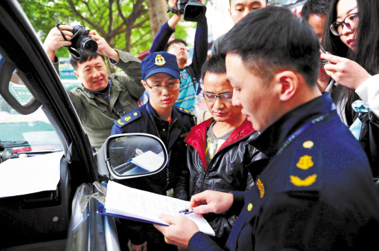 昨日，广州交委运政稽查人员开展打击非法营运行动 羊城晚报记者 黄巍俊 摄