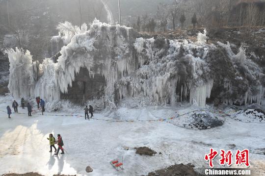 百米长宽的冰瀑景观如同冰雪童话世界。