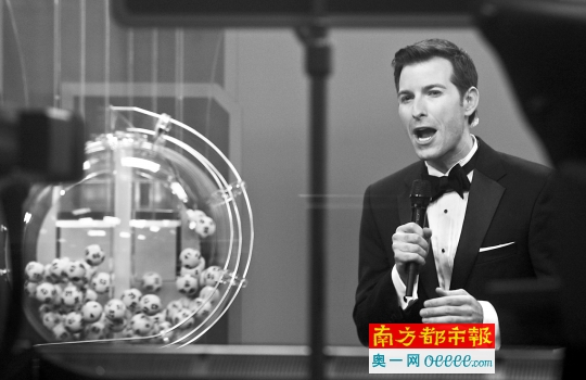 1月9日“强力球”开奖现场,主持人读号码。CFP供图